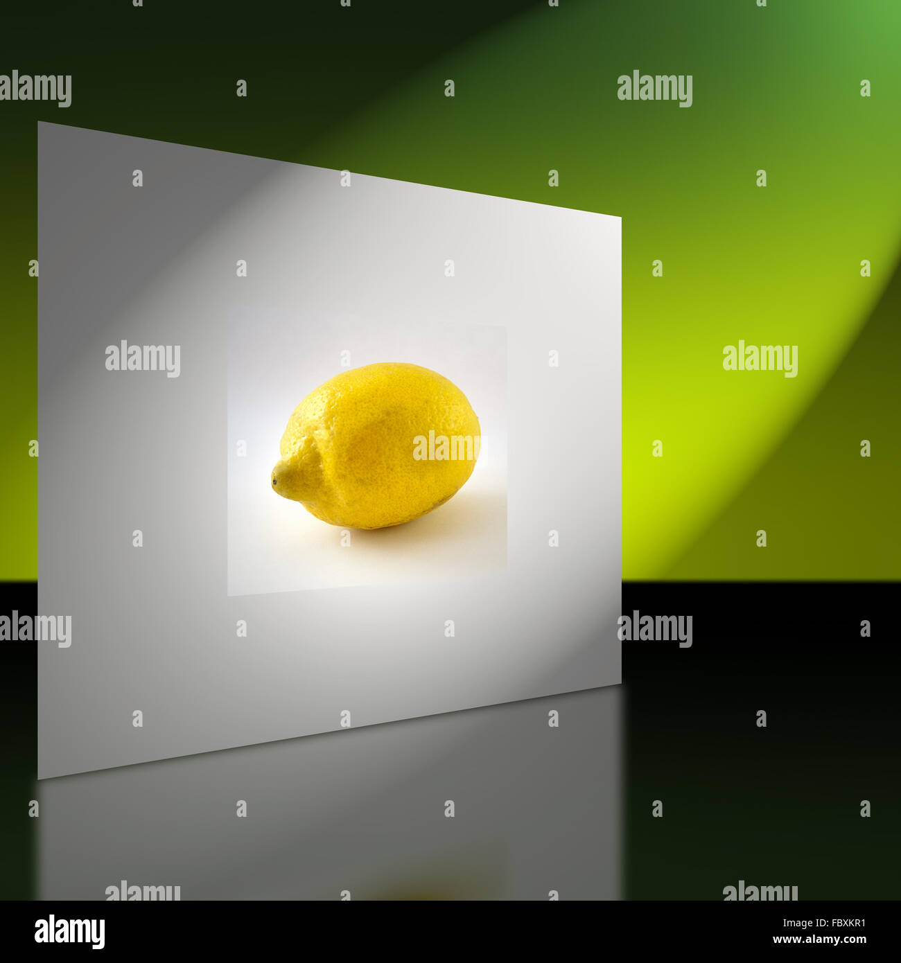 Wand mit Bild einer Zitrone Stockfoto