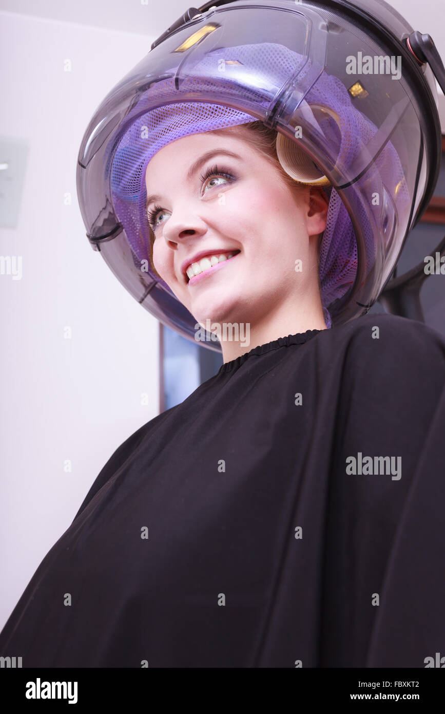 Lächelnde Frau Haar Rollen Lockenwickler Haartrockner Friseur Beauty-salon Stockfoto