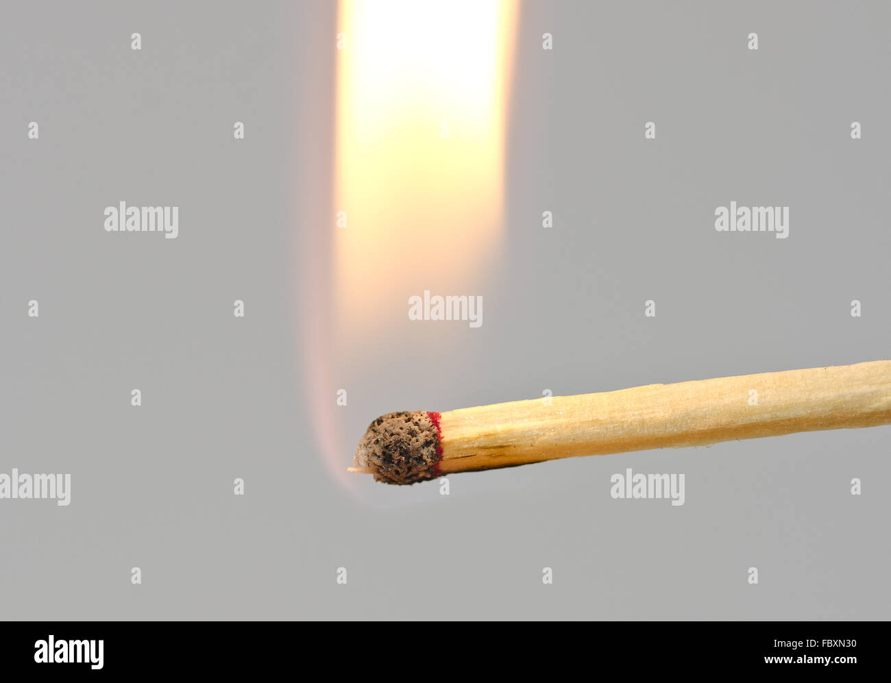 Übereinstimmung mit einer Flamme brennen Stockfoto