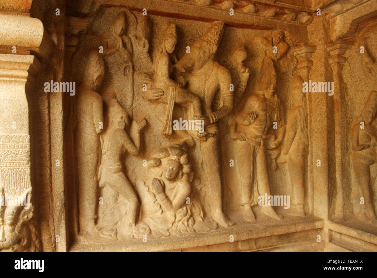 Bhuvaraha Panel geschnitzte Seitenteile mit Varaha heben Bhu Devi, der Muttererde, Varaha Höhle Tempel. Stockfoto