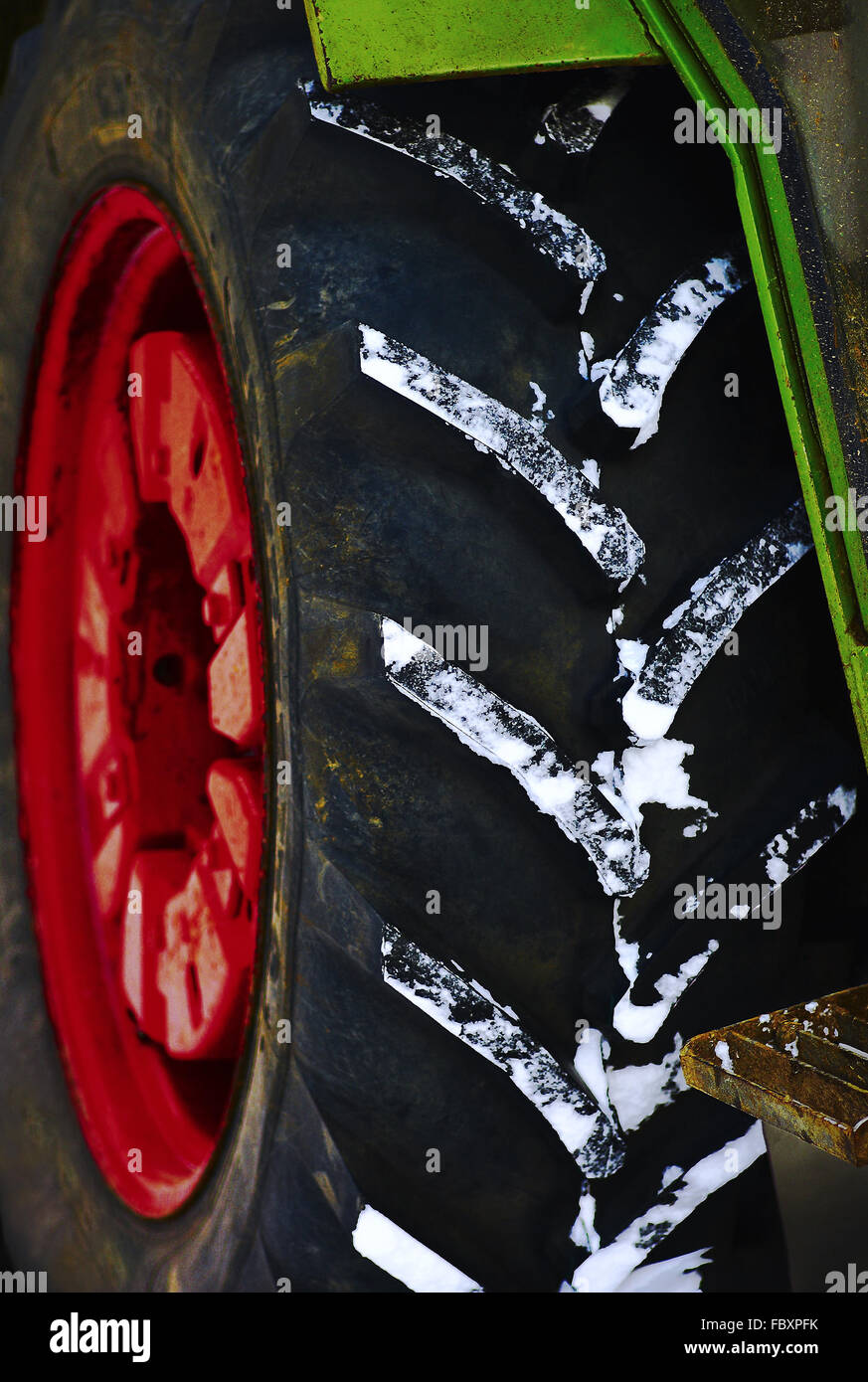 Reifen eines Traktors mit Schneeprofil Stockfoto