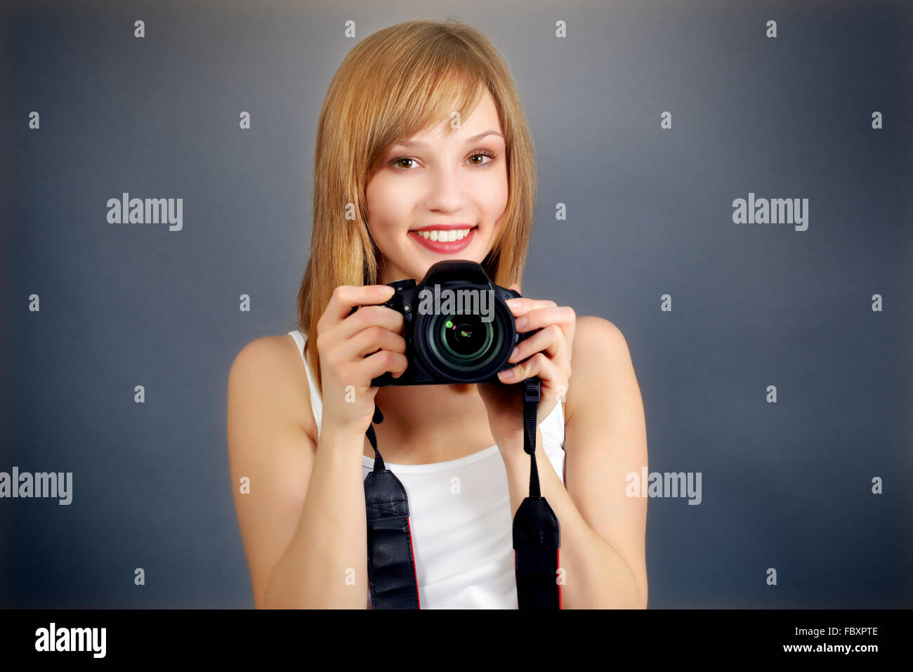 Teenager-Mädchen mit Digitalkamera Stockfoto