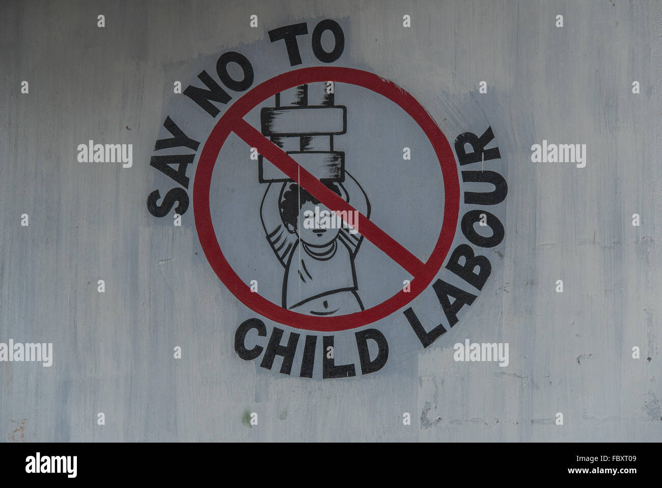 Eine schrullige "Say No to Kinderarbeit" Zeichen am Eingang des Wild Mahseer, Balipara Teeplantage, Assam, Indien unter Angabe ihrer Ethik. Stockfoto