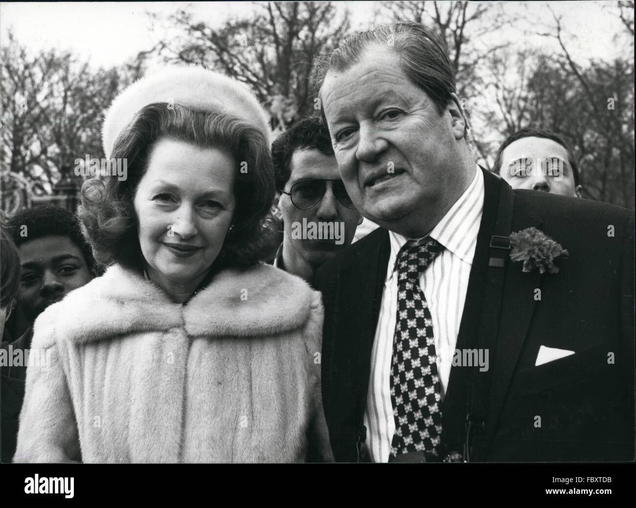 1962 - Lady Diana Spencer Familie: Lord und Lady Spencer. Das Foto zeigt die 8. Earl Spencer, Vater von Prinz Charles' Fiancess, Lady Diana Spencer. Mit ihm ist seine zweite Frau, Raine, Tochter der Schriftstellerin Barbara Cartland und Stiefmutter von Lady Diana. © Keystone Bilder USA/ZUMAPRESS.com/Alamy Live-Nachrichten Stockfoto