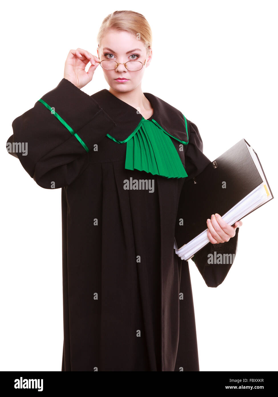 Gericht oder Gerechtigkeit Begriff. Junge Frau Rechtsanwalt Anwalt trägt  klassische Polnisch (Polen) schwarz grünes Kleid mit Datei-Ordner oder d  Stockfotografie - Alamy
