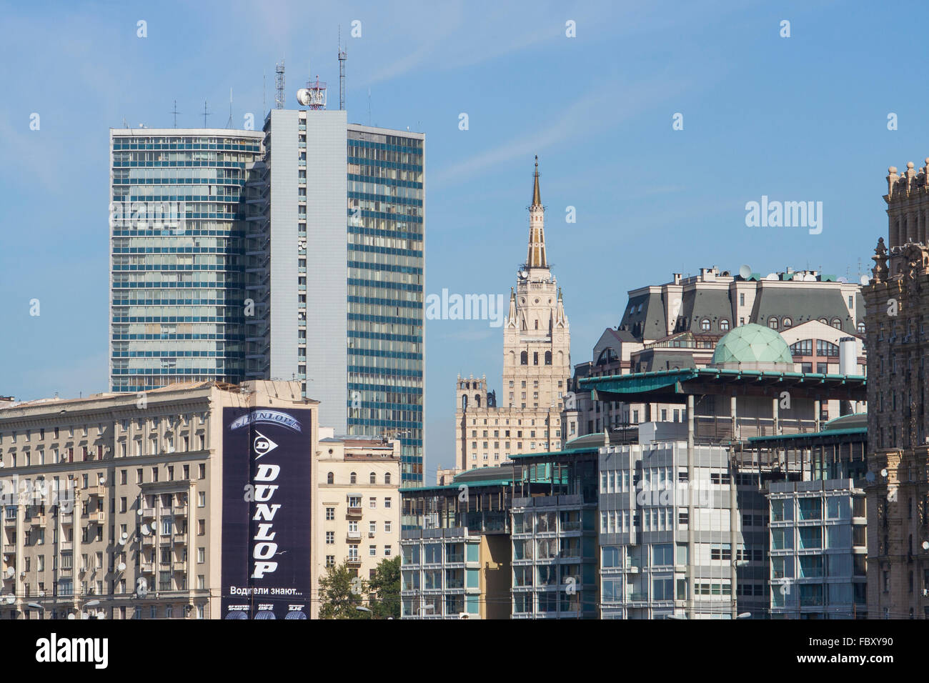 Stalinistischen Wolkenkratzer am Kudrinskaya Square und britische Botschaft Gebäude auf Smolenskaya Damm, Moskau, Russland Stockfoto