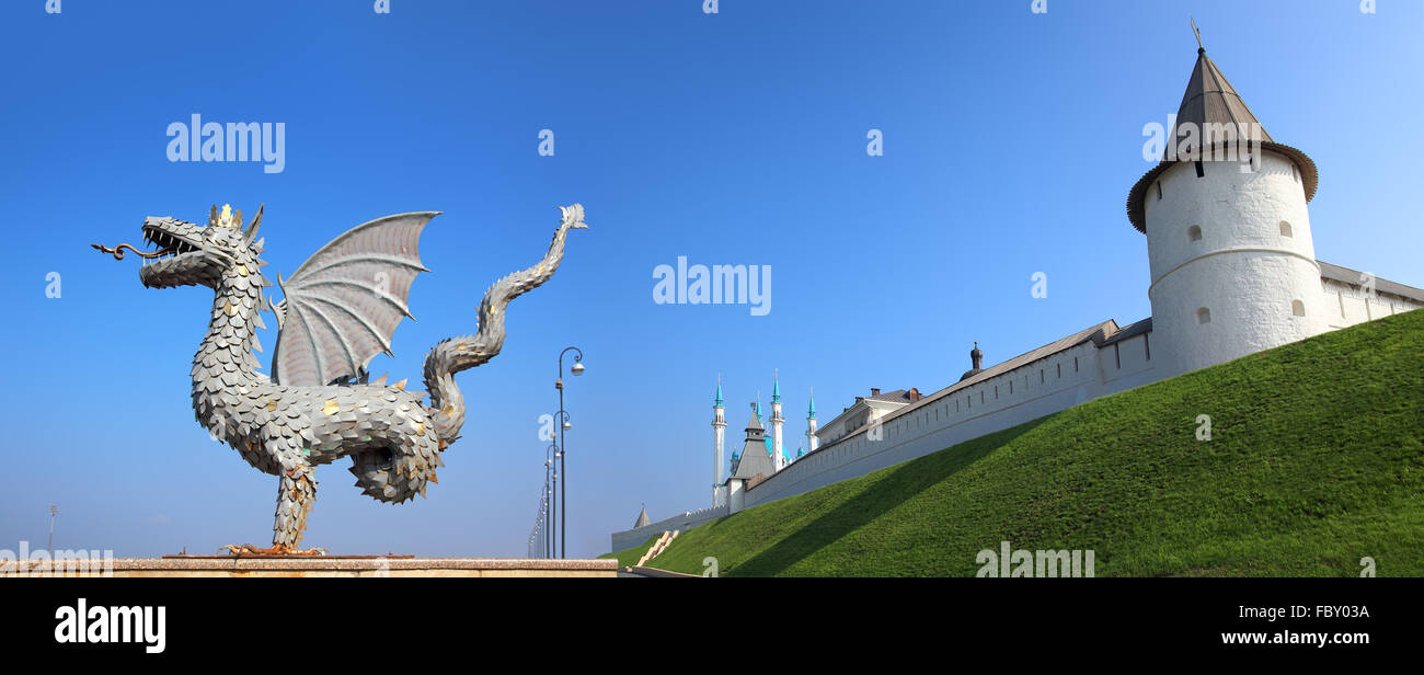 Panorama mit Drachen und Kremlin in kazan Stockfoto