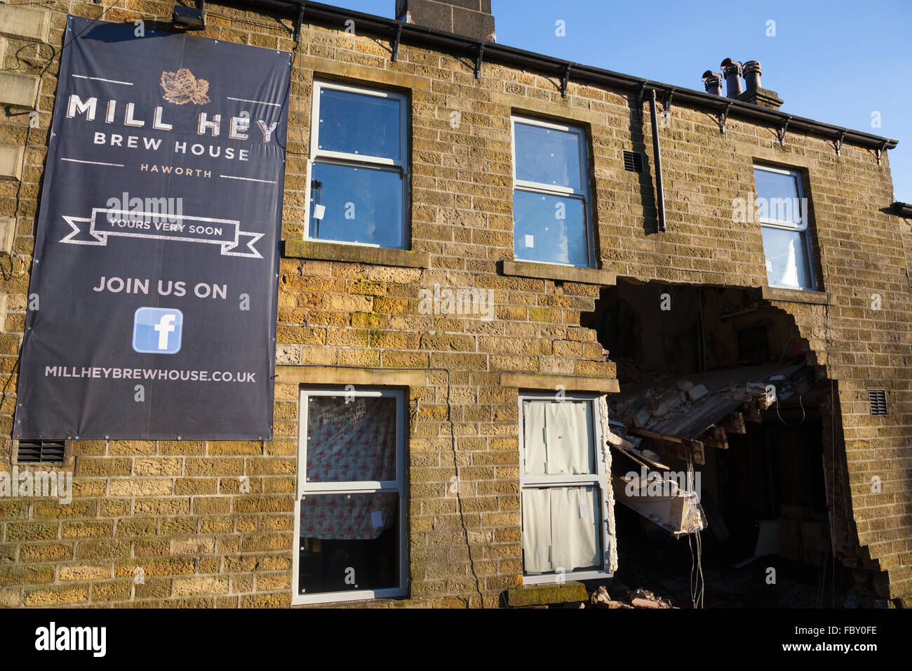 Hochwasser verursachte Teil einer Wand der Mühle Hey Kneipe in Haworth, England, zum Einsturz. Stockfoto