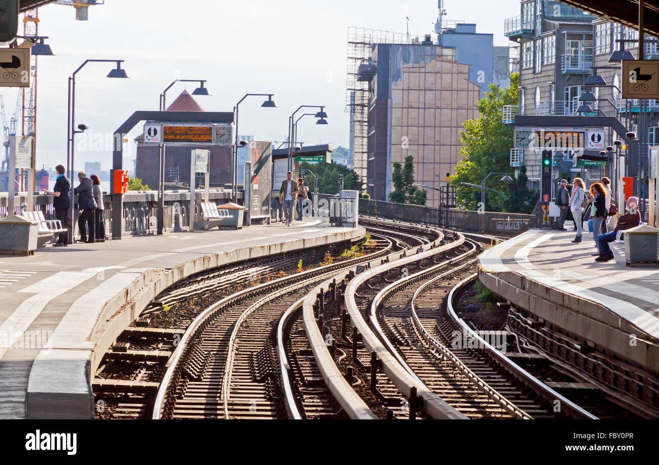 Passagiere warten Züge am Baumwall U-Bahn Station in Hamburg Stockfoto