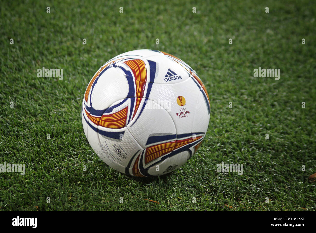 Close-up offizielle UEFA Europa League 2011/12 Saison Ball auf dem Rasen Stockfoto