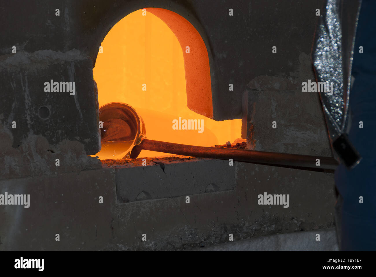 flüssiges Glas in einem Glas-Brennofen Stockfoto