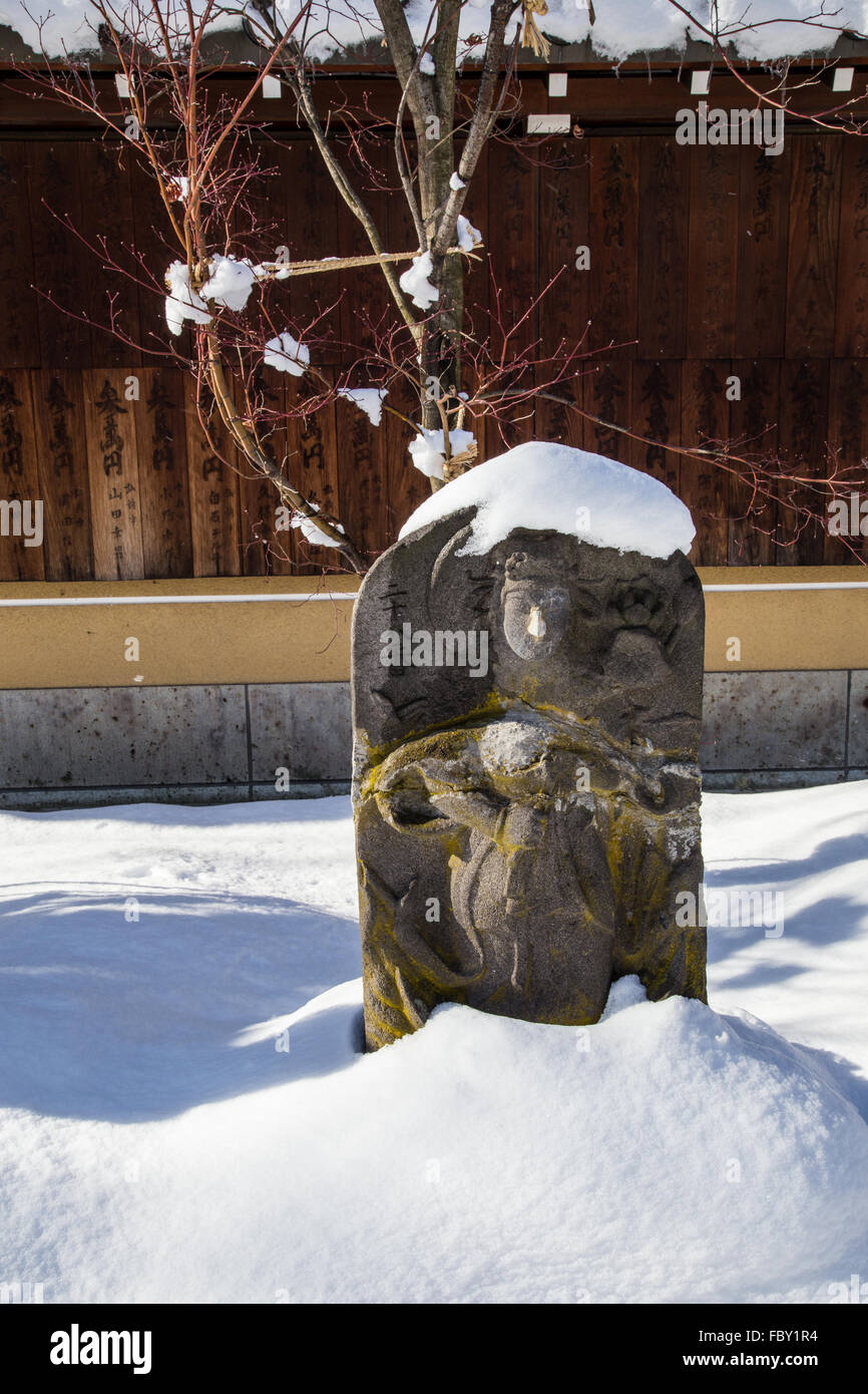 Jizo im Schnee - "Jizo" Bilder und Statuen sind in Japan beliebt als Bodhisattva, die Menschen warten auf Wiedergeburt und Reisende zu trösten. Stockfoto