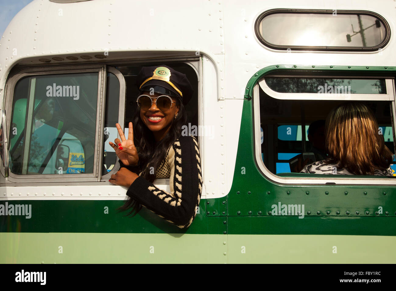 Kinya Claiborne Kommunikationsmanagerin für LA Metro fährt einen Bus an der 31. jährliche Kingdom Day Parade (Gedenken eine Stockfoto