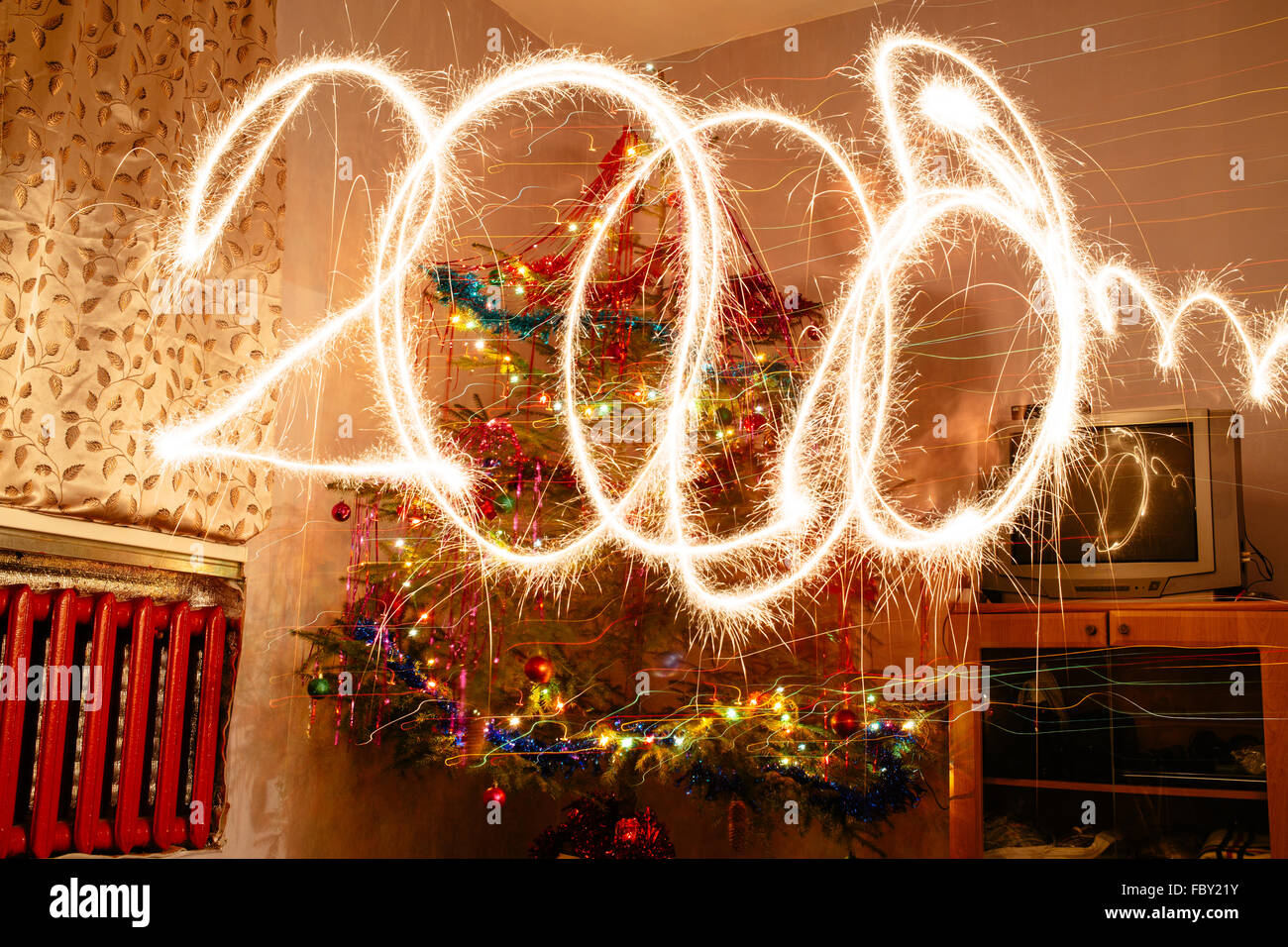 Foto von einem Weihnachtsbaum mit Verzögerung und Wirkung von bengalischen Lichtern. Stockfoto