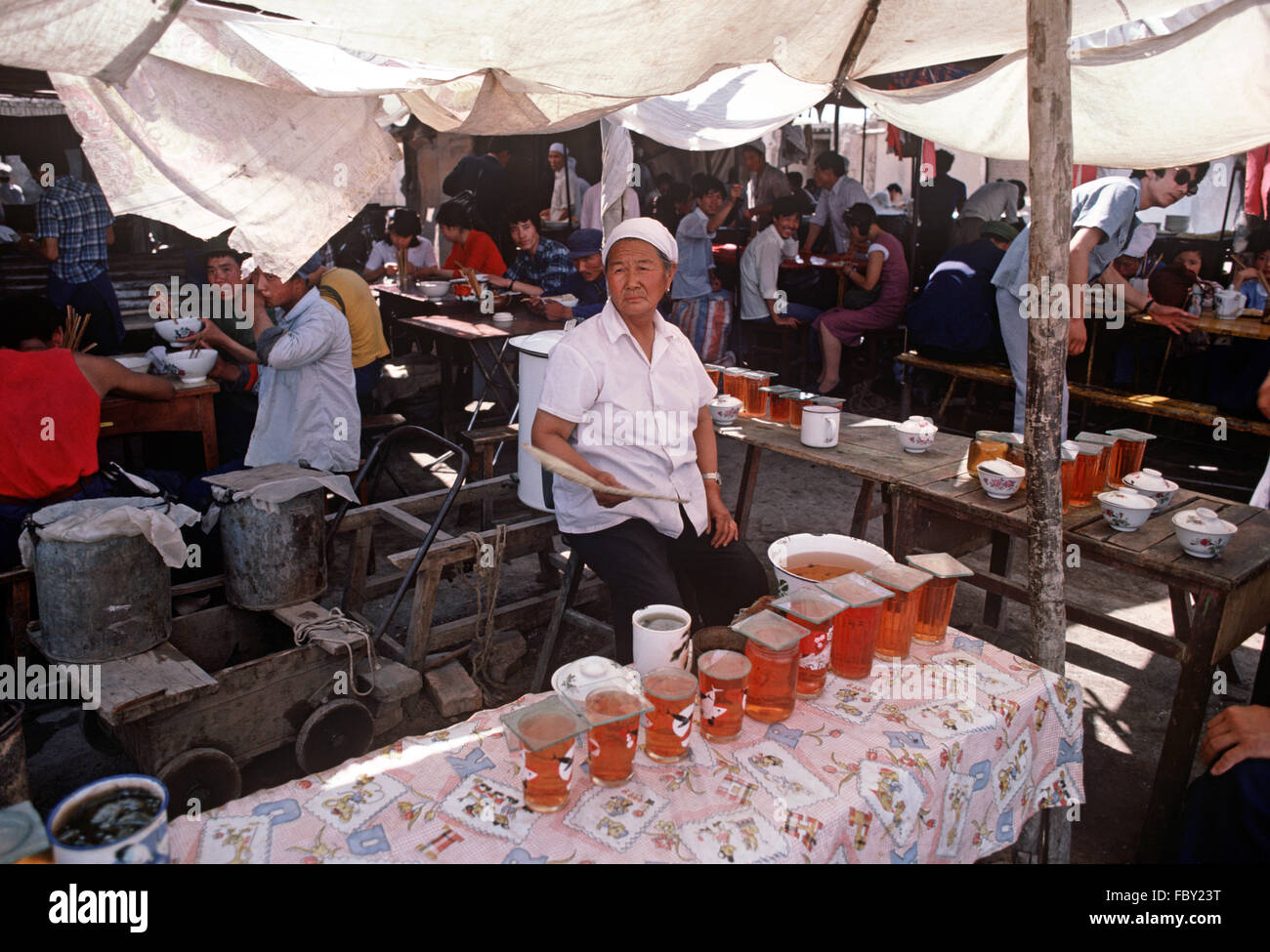 Chinesische Muslimin, Verkauf von Tee trinkt in Yinchuan Markt, autonomen Region Ningxia, China Stockfoto
