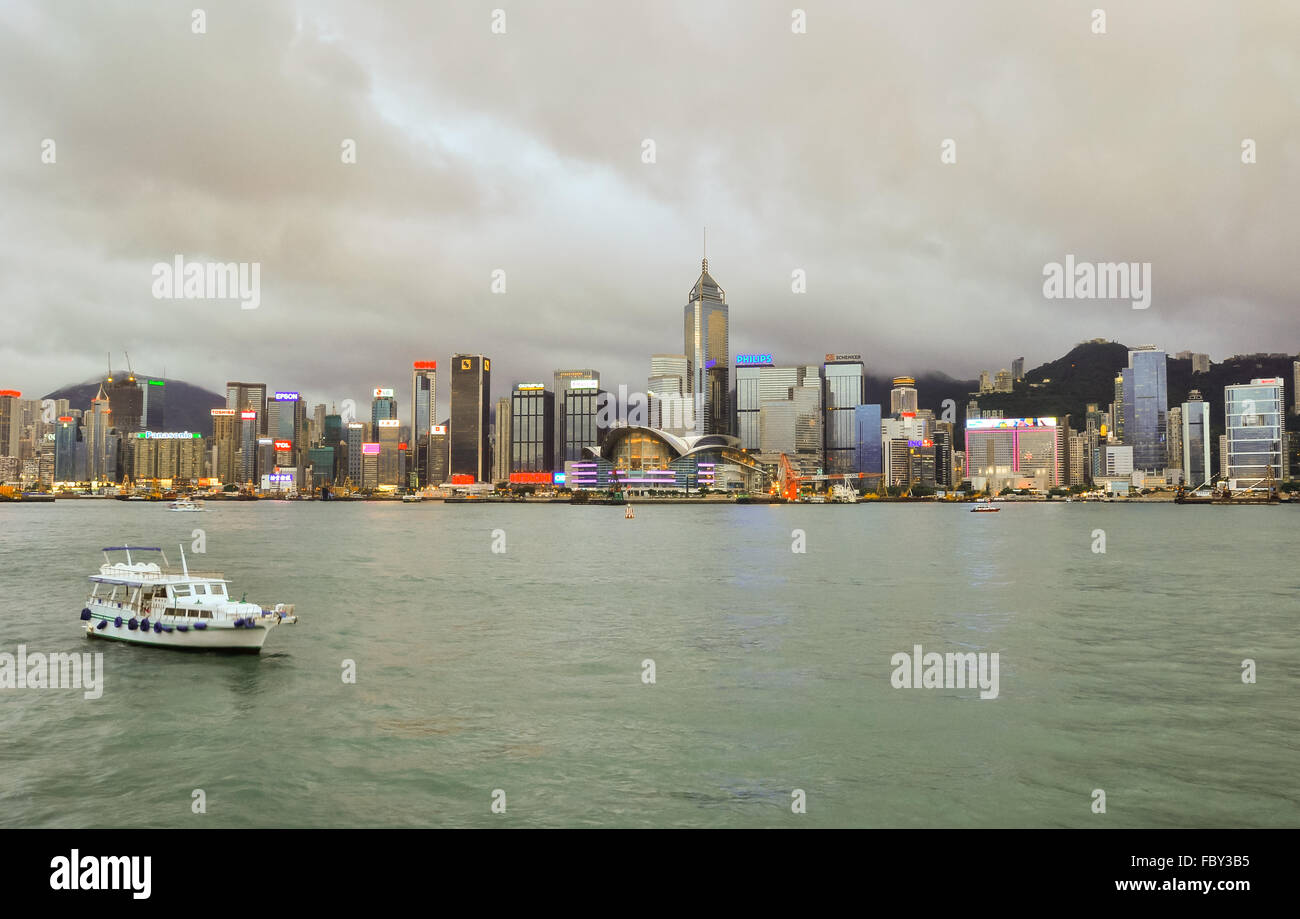 Skyline von Hong Kong Island von Kowloon. Stockfoto