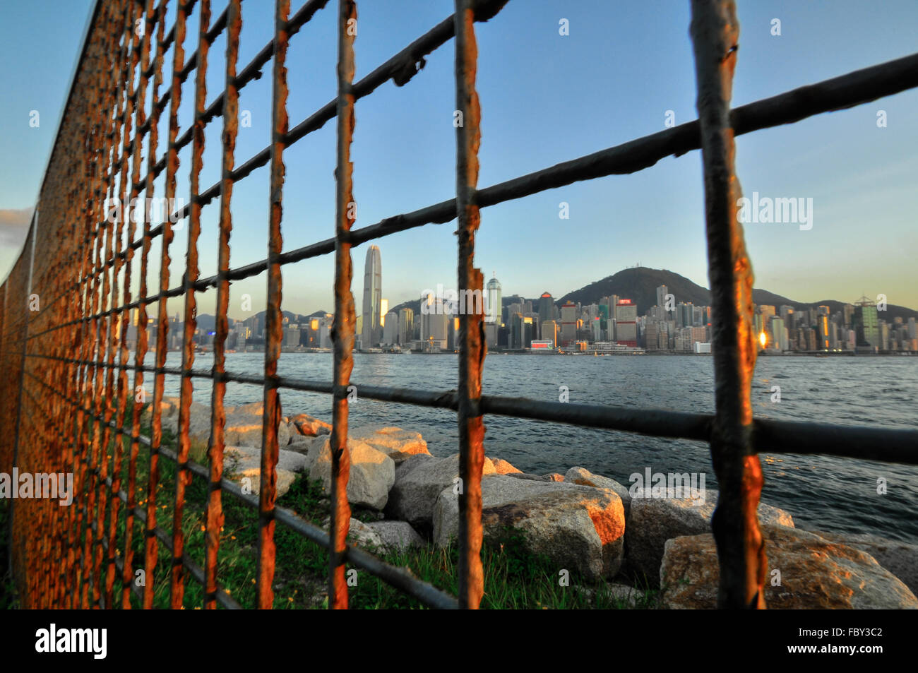 Skyline von Hong Kong Island von Kowloon. Stockfoto