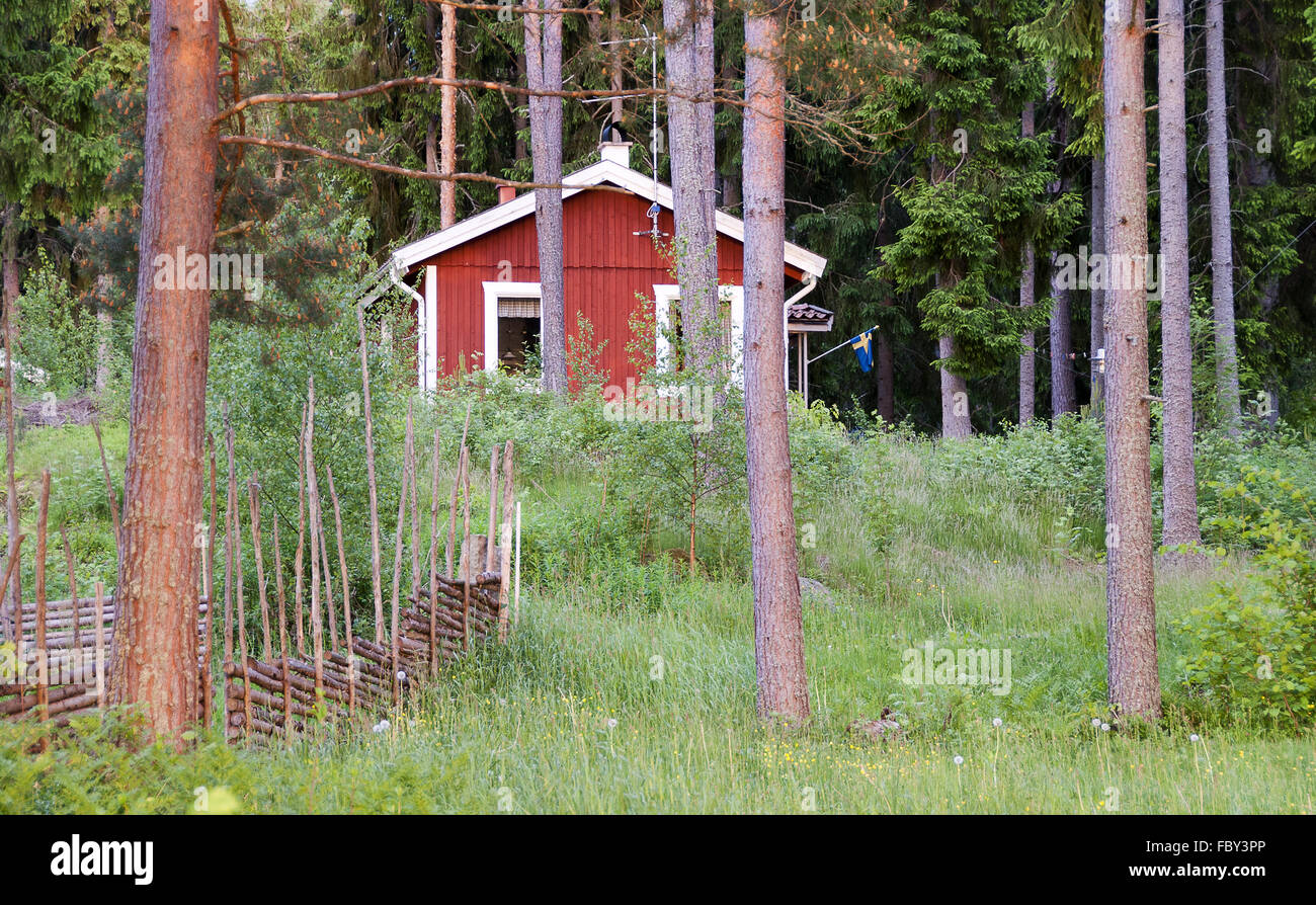 schwedische Sommerhaus im Wald Stockfoto