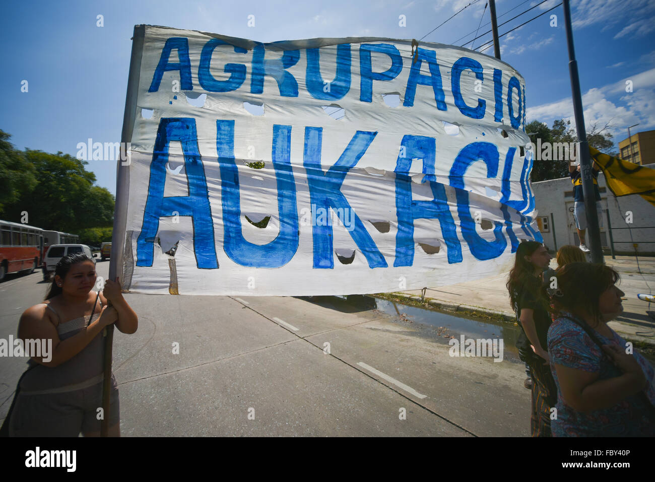 Buenos Aires, Argentinien. 19. Januar 2016. Menschen aus Protest gegen öffentliche Versammlung landen Privatisierung und Verkauf von den Grundstücken an Fußballverein Boca Juniors. Bis 2010 gelbe Haus Garten war ein öffentlicher Raum, der die das Institut Gehäuse, die geplant gehörten, sozialen Wohnungsbau dort zu bauen. 19. Januar 2015, Buenos Aires, Argentinien. Stockfoto