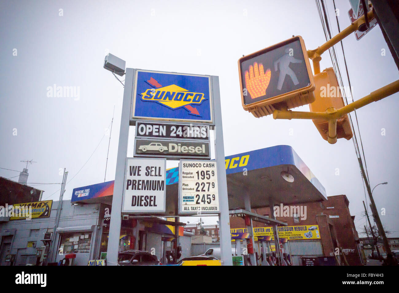 Preise an einer Tankstelle Sunoco in Brooklyn in New York am Sonntag, 17. Januar 2016. Mit dem Preis des Rohöls fallen unter $30 ist eine Gallone der nationale durchschnittliche Gaspreis $1,89. (© Richard B. Levine) Stockfoto