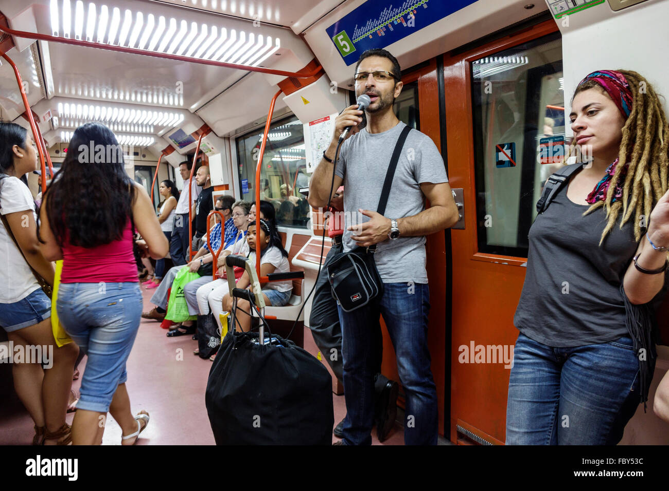 Spanien, Europa, Europa, Spanisch, Hispanic Latino ethnischen Einwanderer Minderheit, Madrid, Chamberi, Alonzo Martinez U-Bahn, Zug, pu Stockfoto