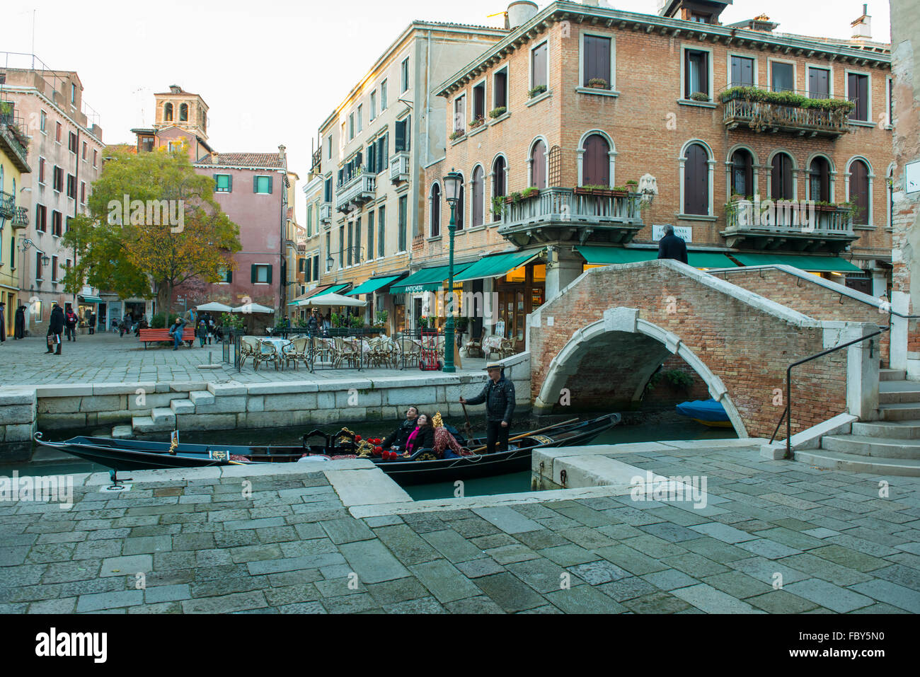 Eine Passage aus einer Gondel in Venedig Stockfoto