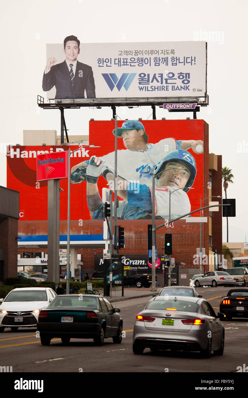 Anzeigen und Wandmalereien auf Western Avenue, Korea Town, Los Angeles, Kalifornien, USA Stockfoto