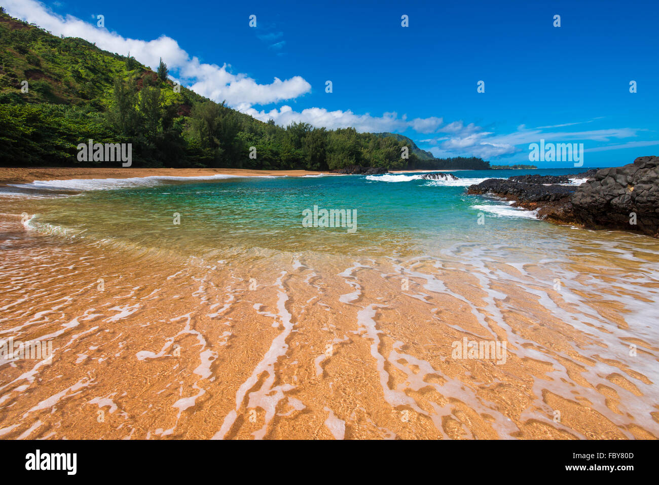 Sand und Surfen am Lumahai Beach, Insel Kauai, Hawaii Stockfoto