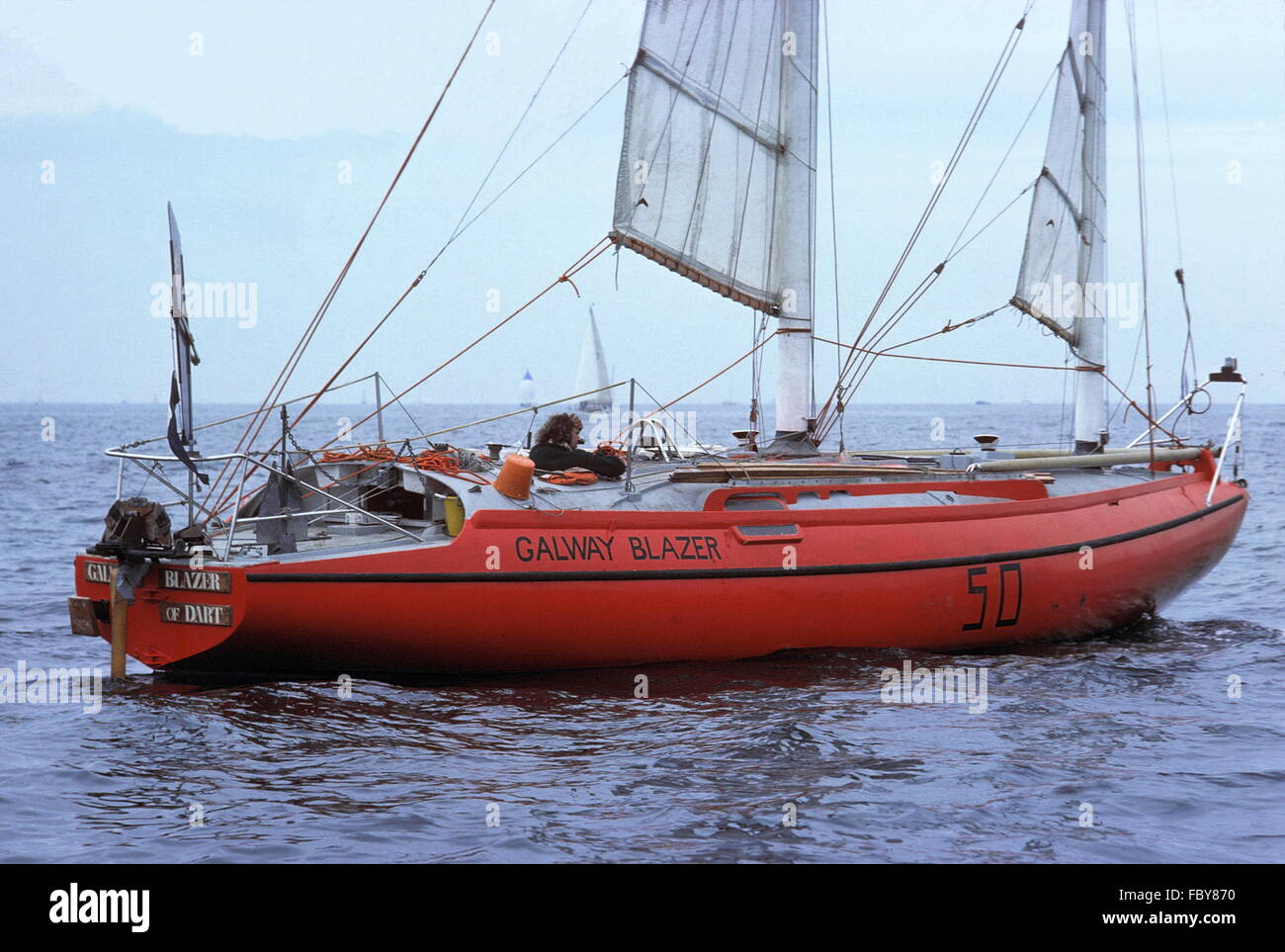 AJAX-NEWS-PHOTOS.1976. PLYMOUTH, ENGLAND.-OSTAR - GALWAY BLAZER (GB), PETER CROWTHER, SKIPPER, ZU BEGINN DER RECHTSHÄNDER TRANSATLANTISCHEN EINZELRENNEN NACH NEWPORT, RHODE ISLAND. FOTO: JONATHAN EASTLAND/AJAX. REF: 21207/2/49.GALWAY BLAZER. Stockfoto