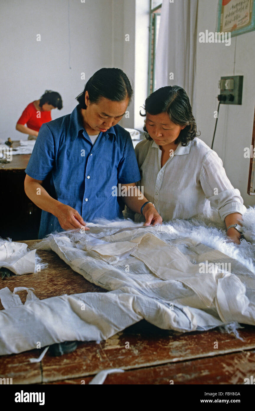 Passenden Fellen für die Herstellung von Pelzmäntel in Yinchuan Pelz Fabrik, autonomen Region Ningxia, China Stockfoto