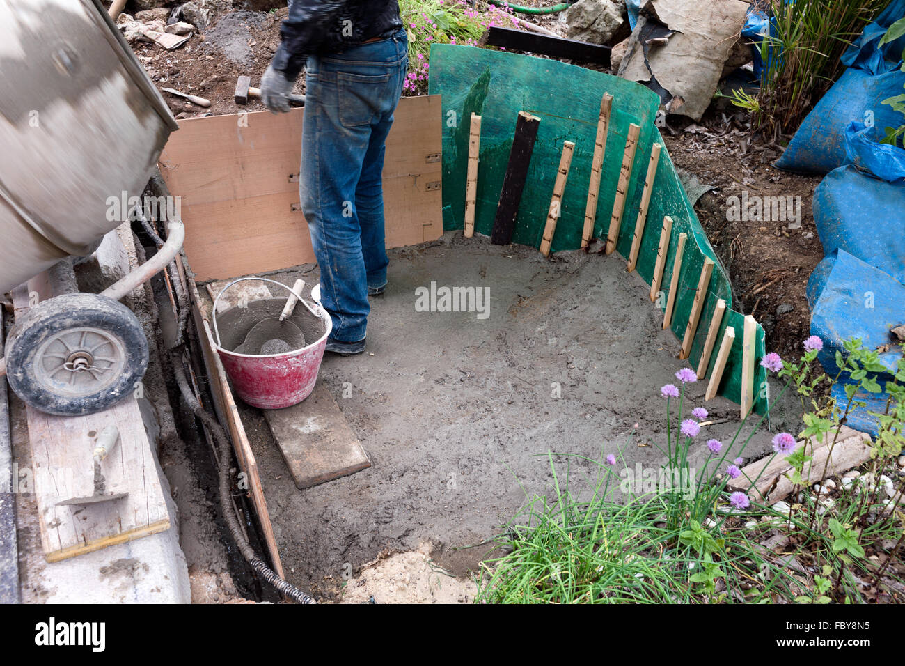 Man Gebäude künstlichen Teich Stockfoto