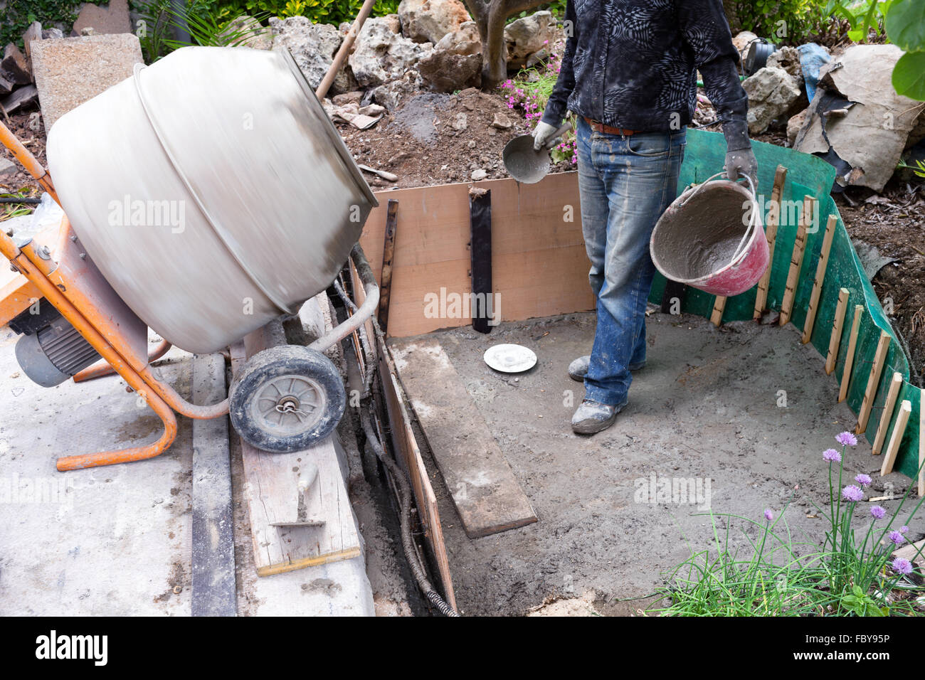 Mason macht kleinen Teich im Garten Stockfoto