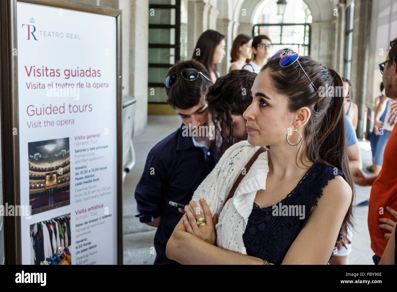 Madrid Spanien, Europa europäisch, spanisch, Centro, Plaza de Oriente, Teatro Real, Königliches Theater, Theater, Schild, Informationen, Erwachsene Erwachsene, weibliche Frauen, lesen Stockfoto