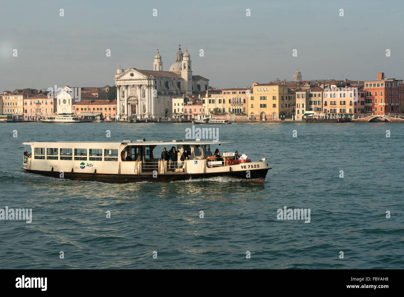 Eine Vaporetto in der Giudecca Kanal mit der Gesuati-Kirche auf dem Hintergrund in Venedig Stockfoto