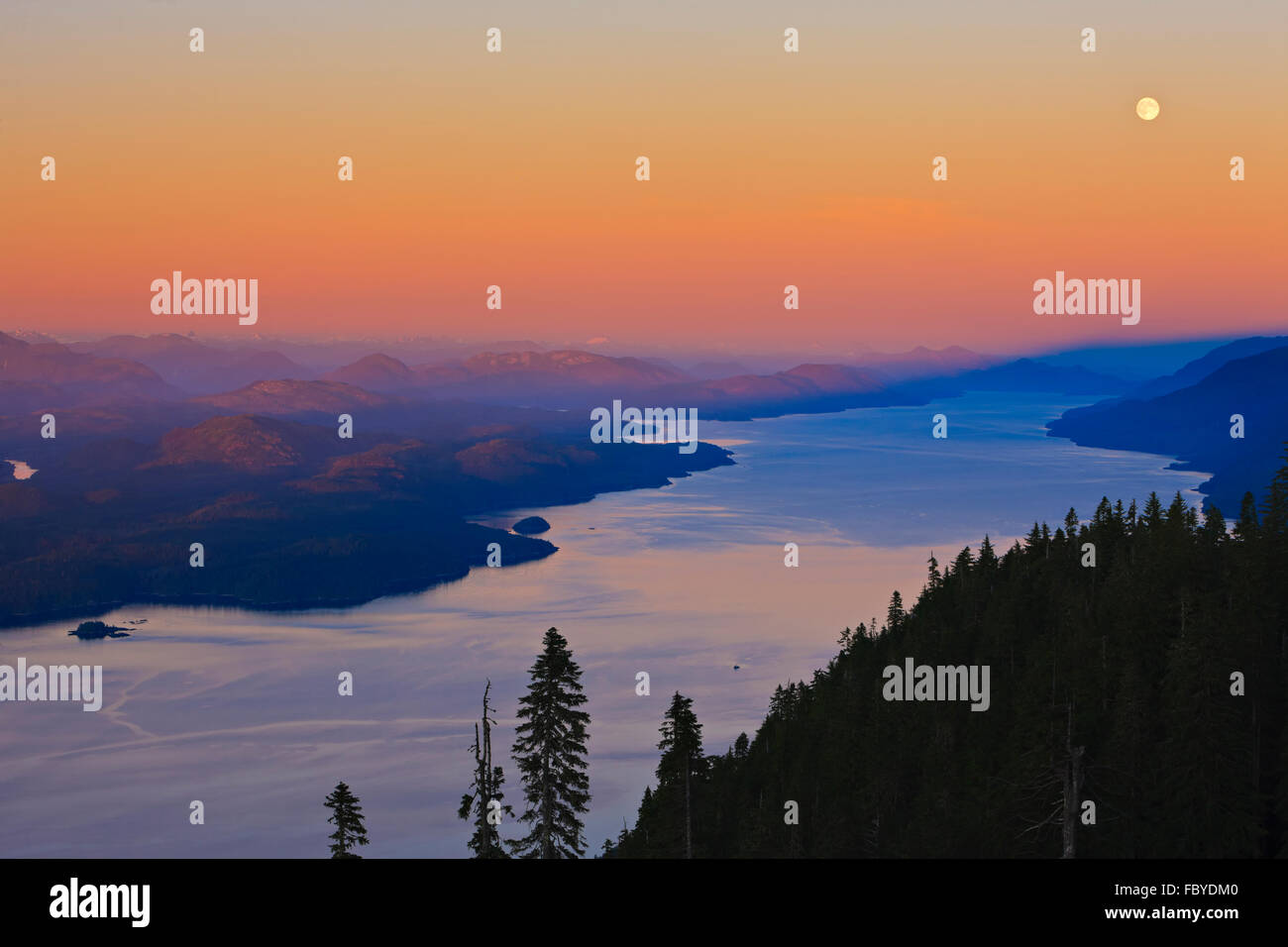Luftaufnahme über Johnstone Strait und Robson Bight, auf der Suche nach einen schönen weichen Sonnenuntergang auf einem Vollmond Dämmerung, Van Südost Stockfoto