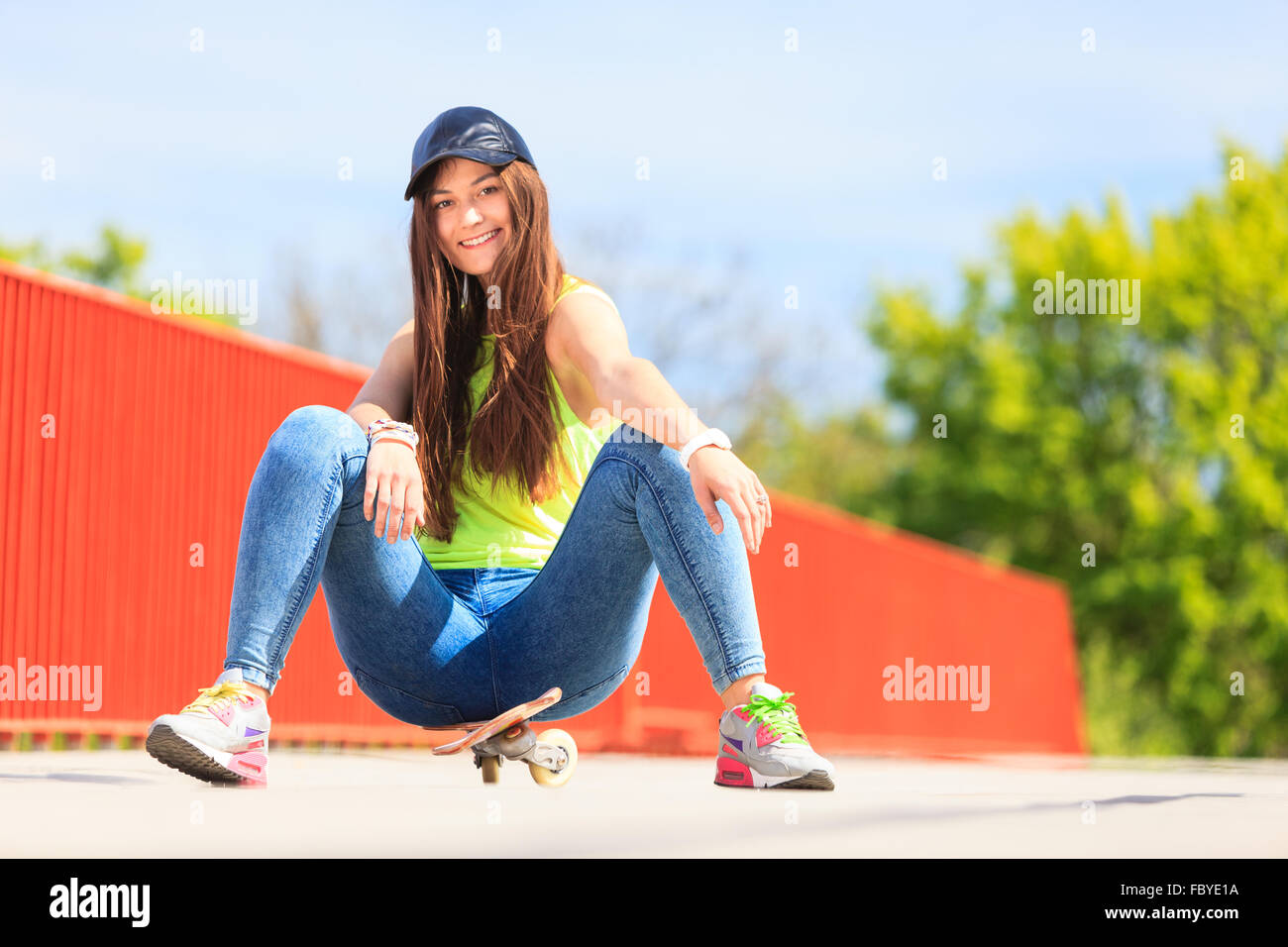 Sommer-Sport. Cooles Mädchen Skater mit skateboard Stockfotografie - Alamy