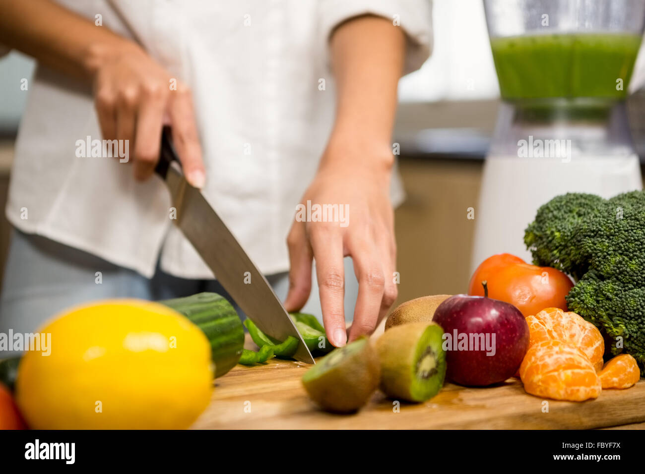 Nahaufnahme von Frau schneiden Gemüse smoothie Stockfoto