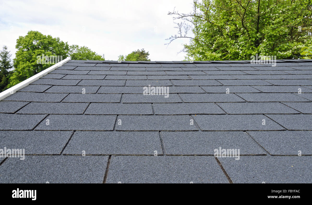 Dach mit schwarzem Bitumen Dachschindel Stockfoto