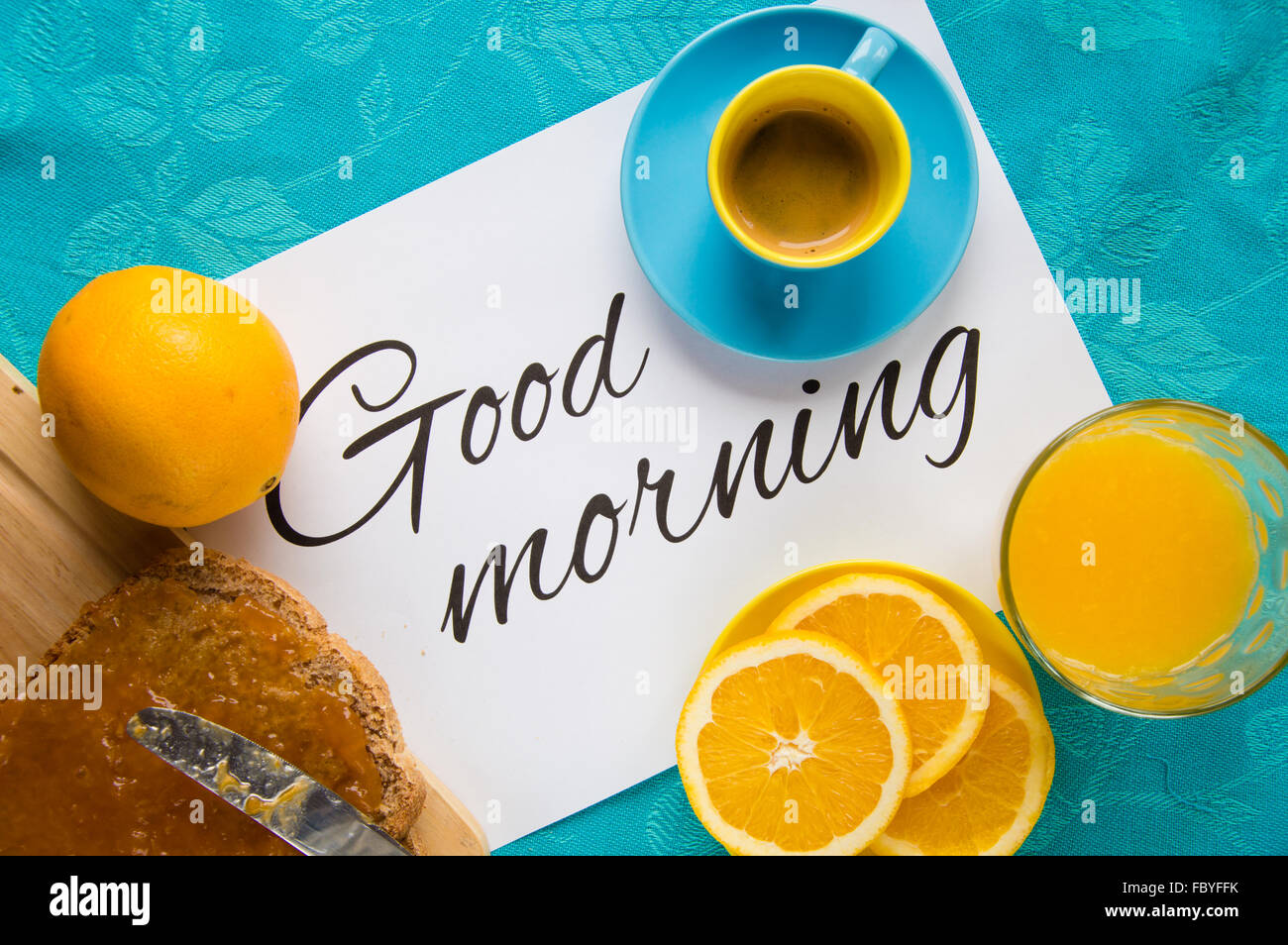 Guten Morgen mit Orangensaft, Brot und Marmelade, Kaffee Stockfoto