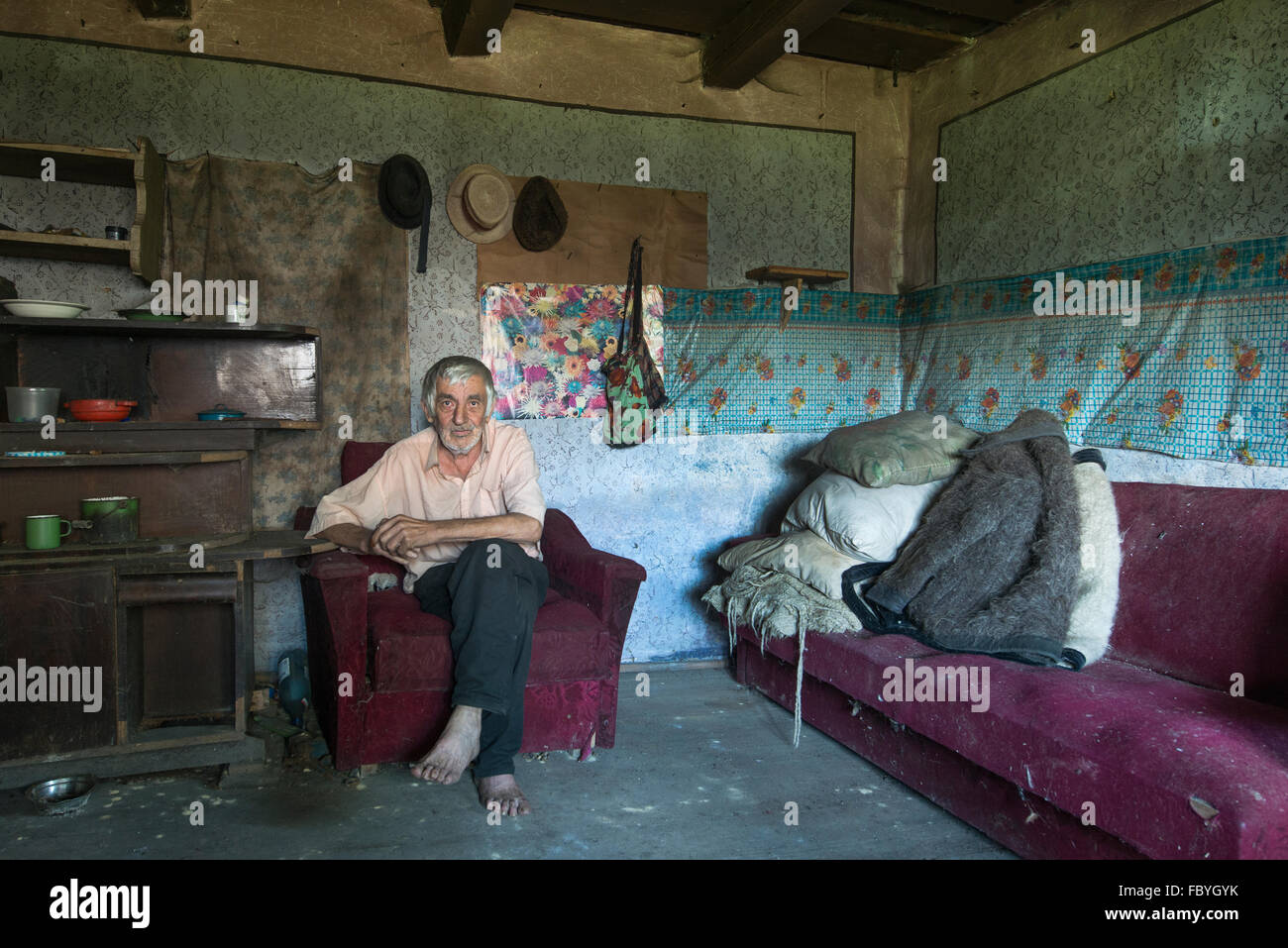 Porträt eines älteren Mannes in seiner Wohnung aus dem Bezirk Maramures Stockfoto
