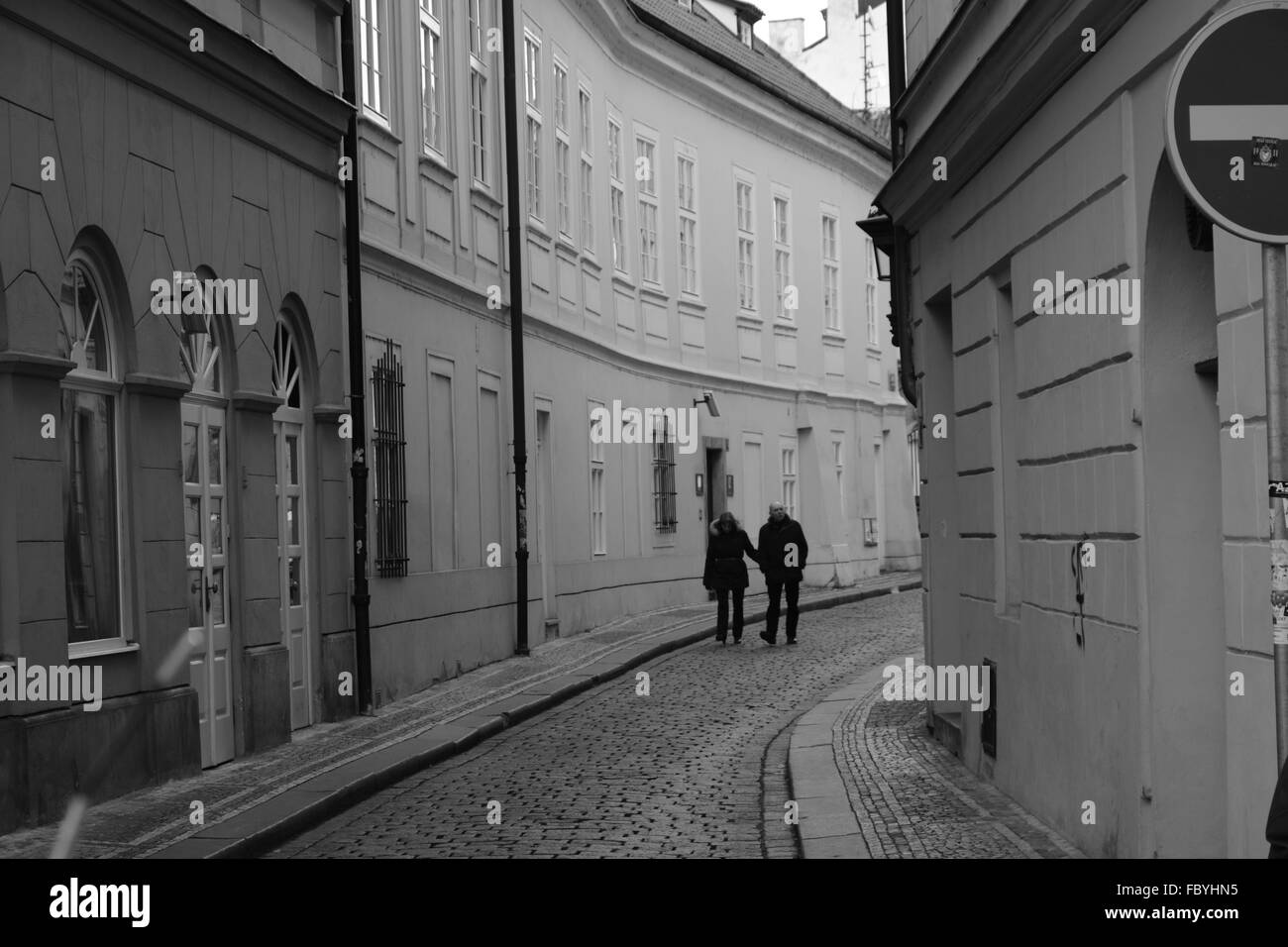 In der Liebe - gehen Hand in Hand in Prag (schwarz / weiß Bild) Stockfoto