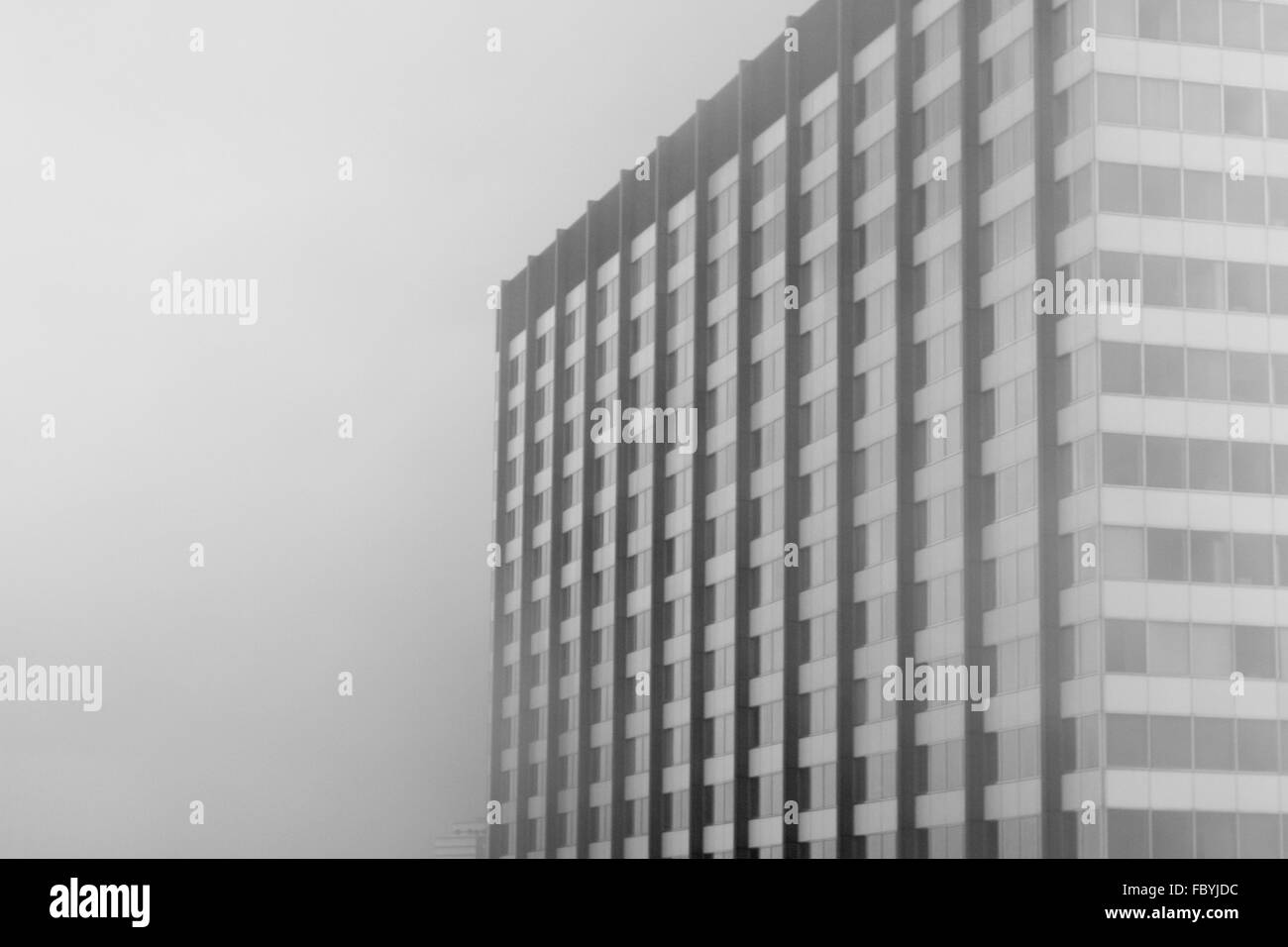 Hochhaus im dichten Nebel Stockfoto