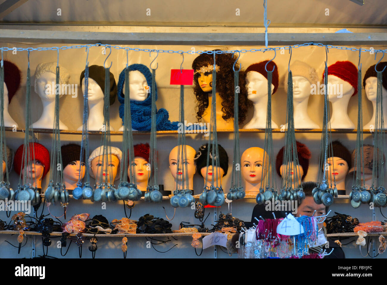 Mützen, Hüte und Köpfe auf den Champs-Elysees auf dem Weihnachtsmarkt in Paris Stockfoto