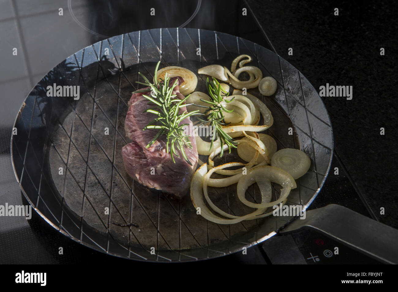 Rohes Steak in einer Eisenpfanne Stockfoto