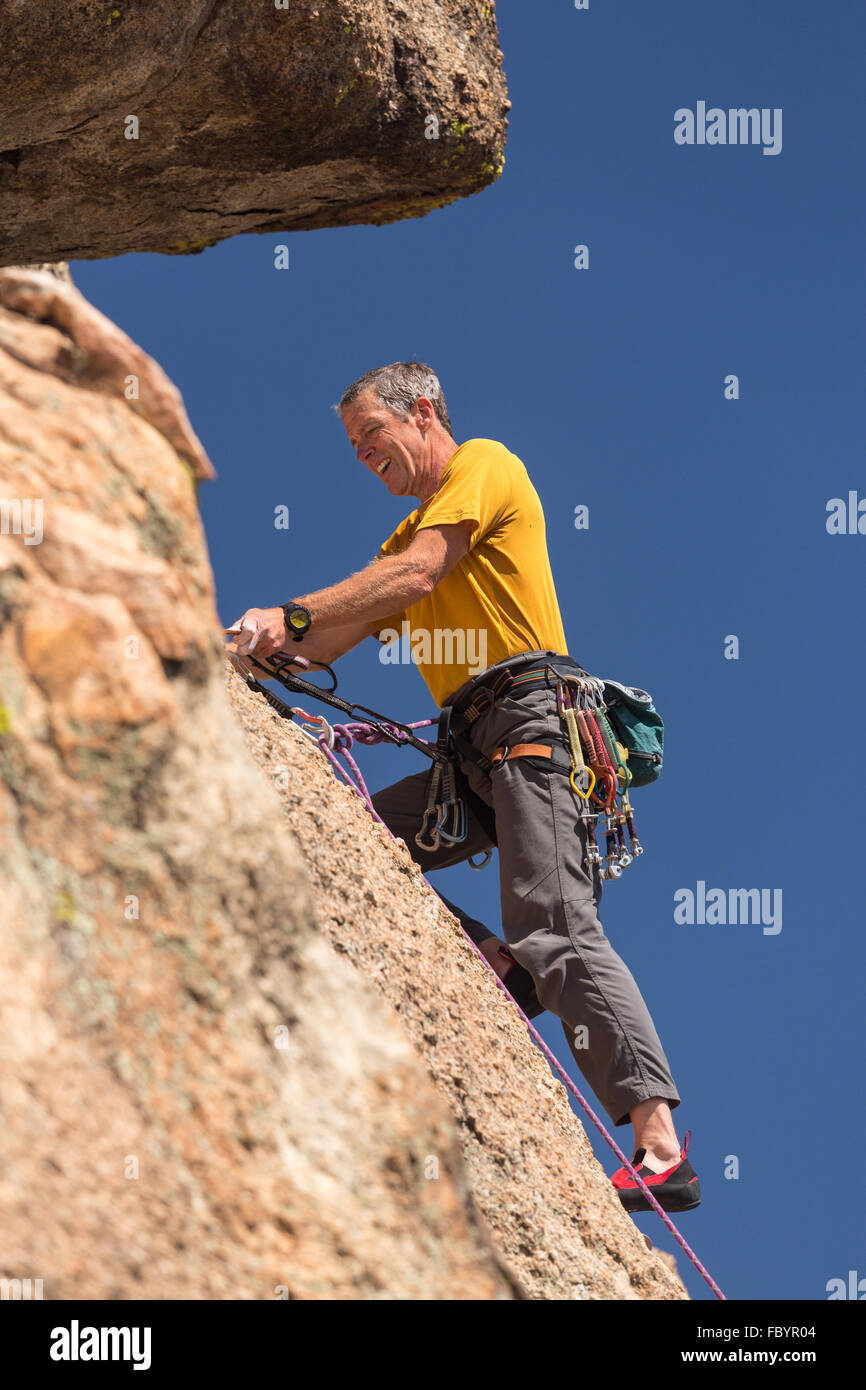 Senior Mann an die Spitze des Rock climb in Colorado Stockfoto