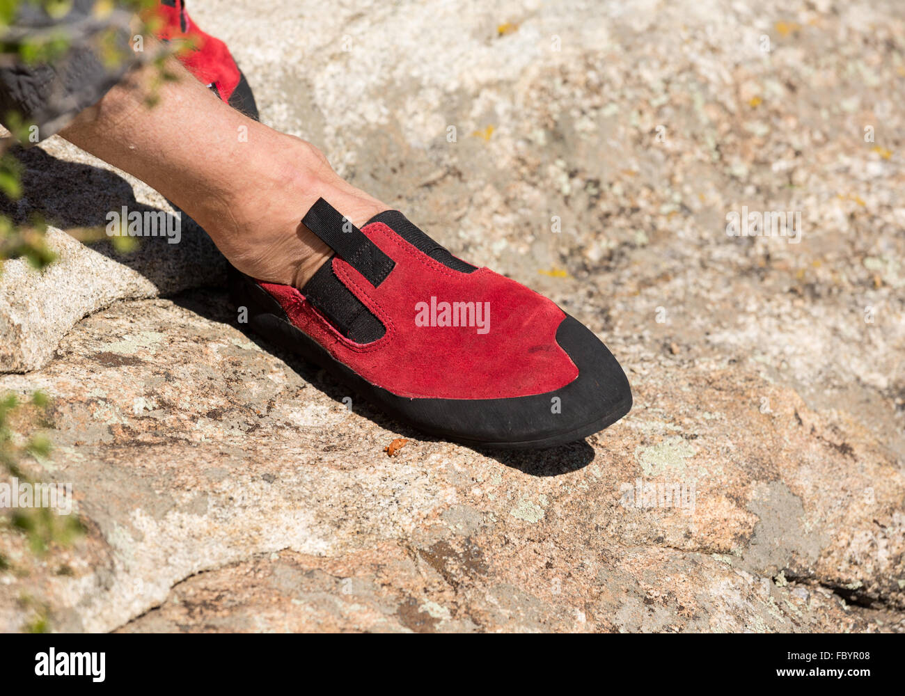 Rote Gummi Schuh auf Felsen klettern hautnah Stockfoto