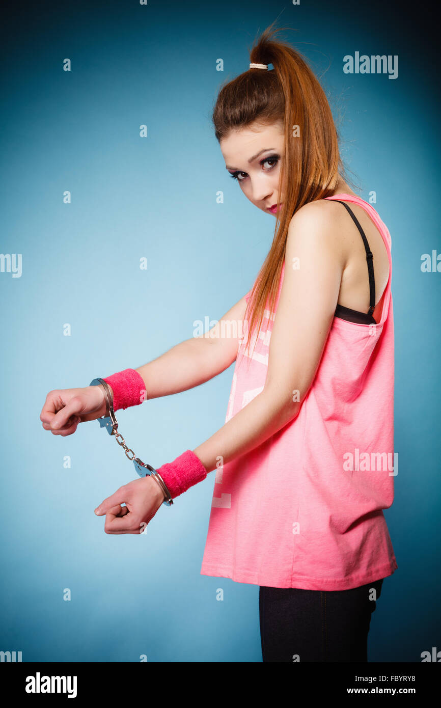 Scheue Teenagerin Gibt Einen Handjob Scheue Teenagerin Gibt Einen Handjob