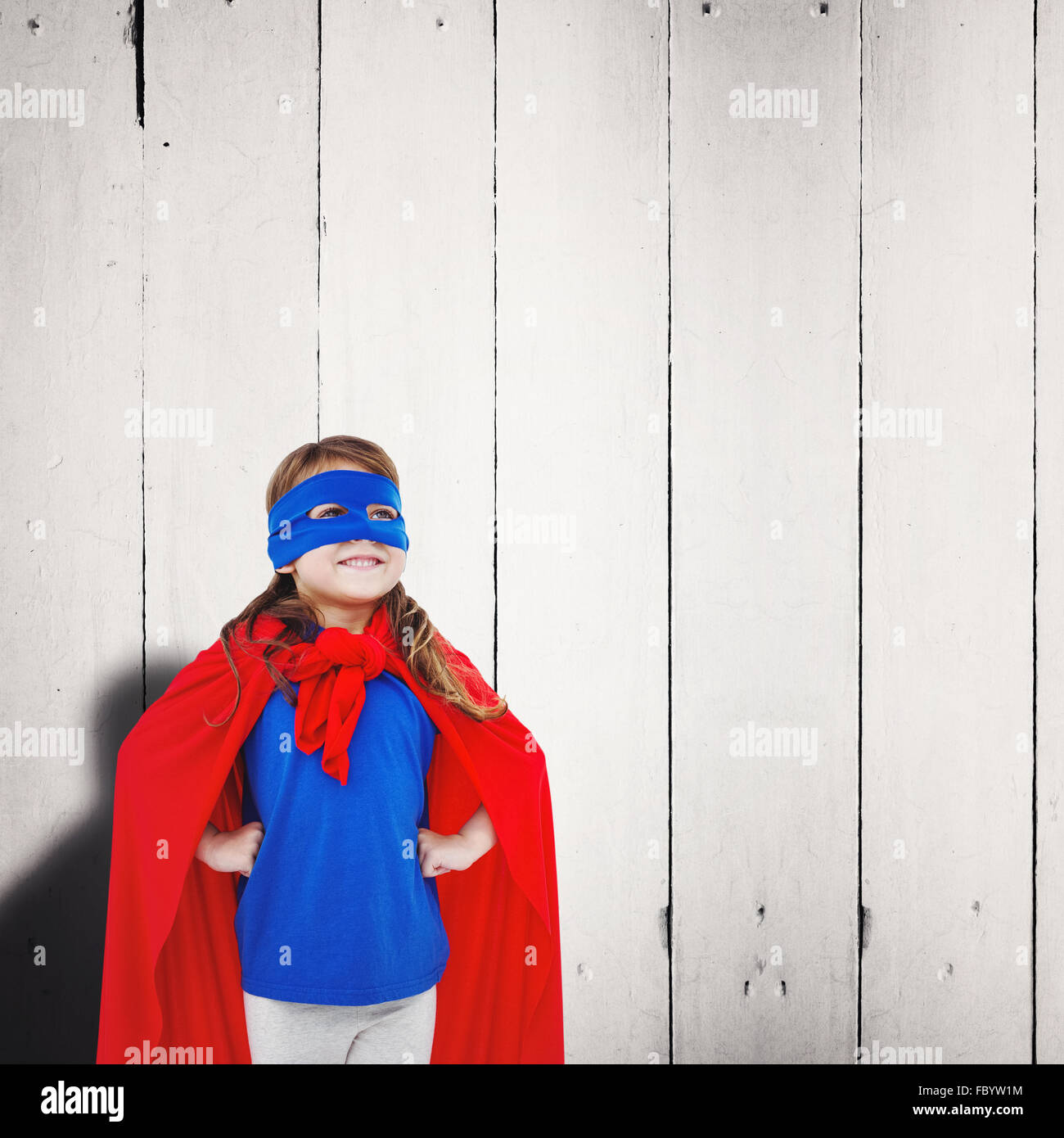 Zusammengesetztes Bild des maskierten Mädchen vorgibt, Superheld Stockfoto