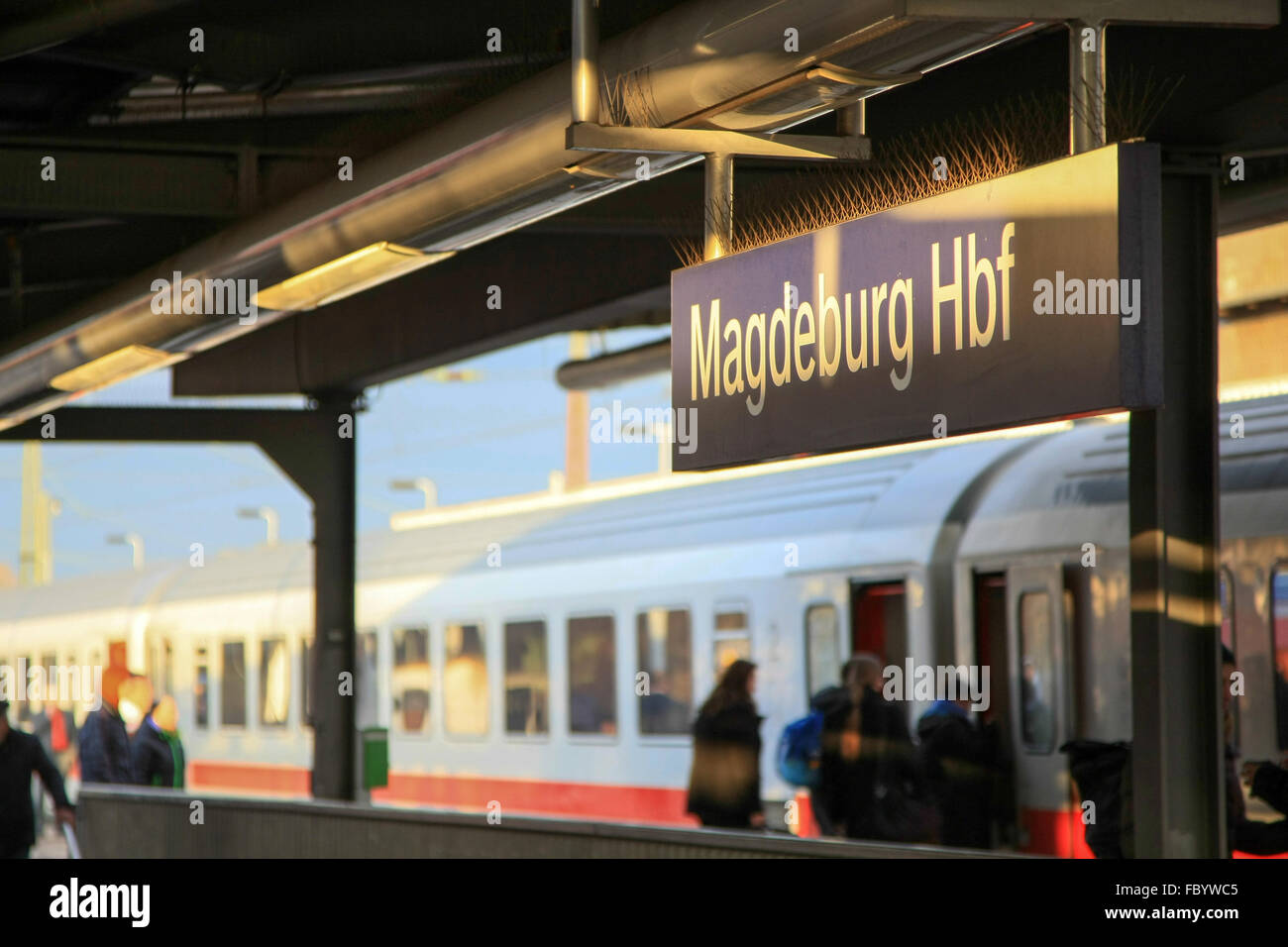 Intercity-Zug an der Station Magdeburg Stockfoto