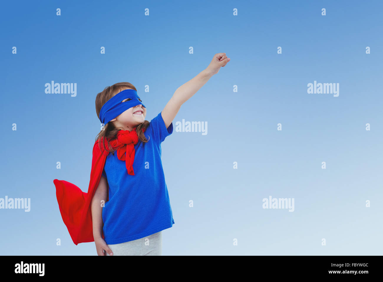 Zusammengesetztes Bild des maskierten Mädchen vorgibt, Superheld Stockfoto